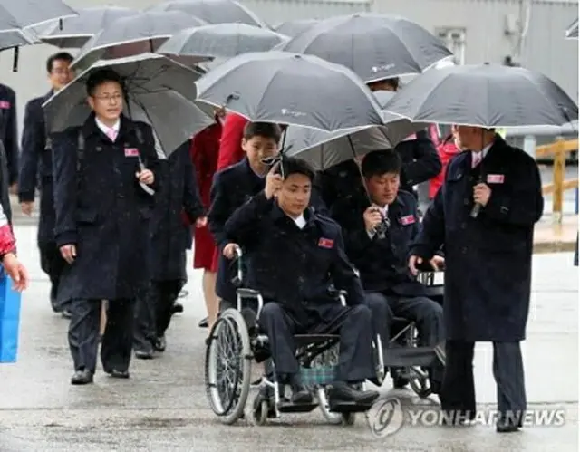 選手村を出発する北朝鮮選手団＝１５日、平昌（聯合ニュース）