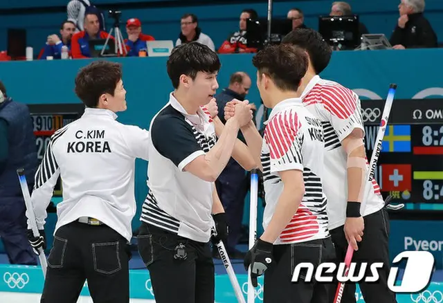 ”メガネ先輩に負けられない”韓国男子カーリング、世界選手権で3連勝