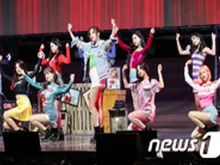 “カムバック”「TWICE」、「パク・チニョンが細かくアドバイス…手の角度までチェック」