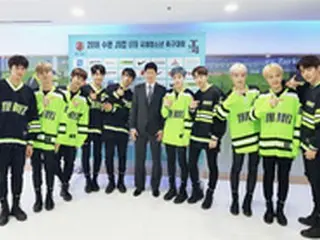 ＜サッカー＞JSカップ閉幕公演を披露した「THE BOYZ」、パク・チソンと記念撮影