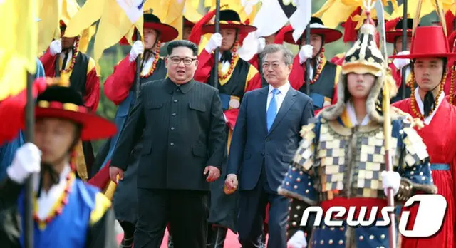 北朝鮮の金正恩（キム・ジョンウン）国務委員長は27日、韓国の文在寅（ムン・ジェイン）大統領に「大統領が招待してくだされば、いつでも青瓦台（大統領府）に行く」と話したことがわかった。