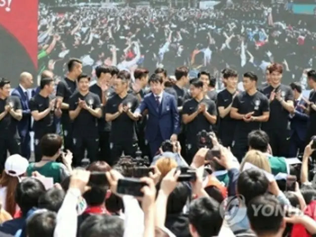 ソウル市庁前の広場で開かれたＷ杯韓国代表の壮行式＝２１日、ソウル（聯合ニュース）