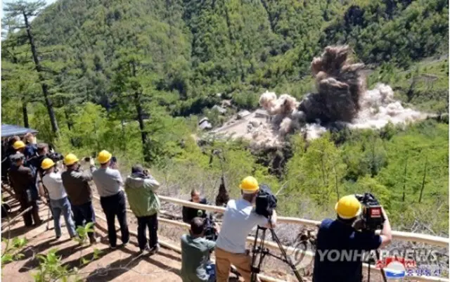 核実験場の廃棄を取材する記者団＝（朝鮮中央通信＝聯合ニュース）