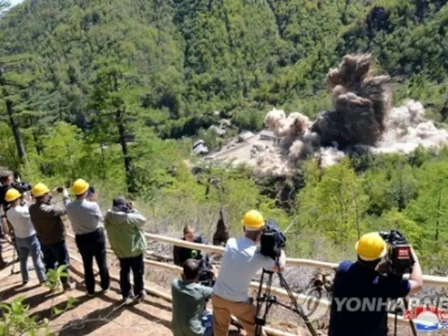 核実験場の廃棄を取材する記者団＝（朝鮮中央通信＝聯合ニュース）