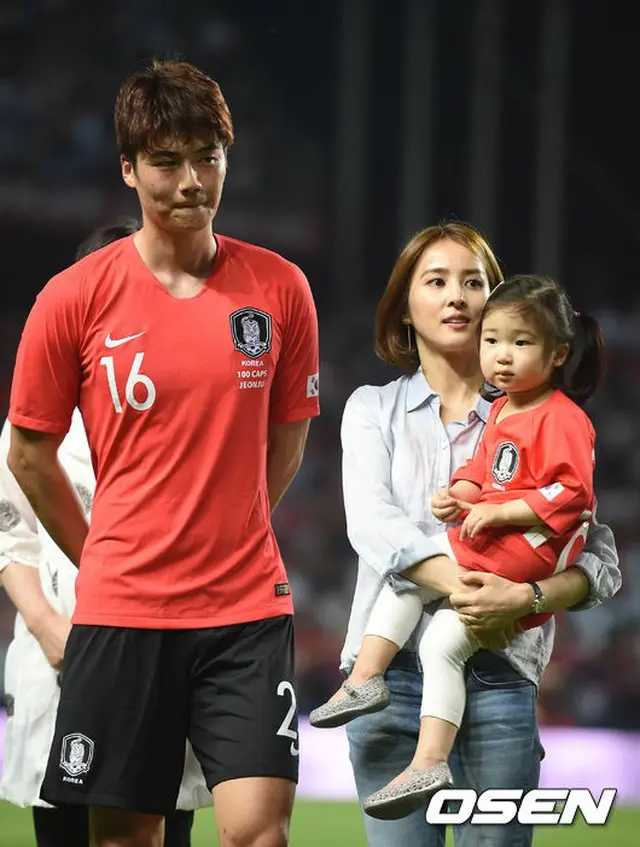 サッカー韓国代表のキ・ソンヨン（29）と女優ハン・ヘジン（36）夫婦が、娘シオンちゃんと初めて公の場に登場し、注目を集めた。（提供:OSEN）