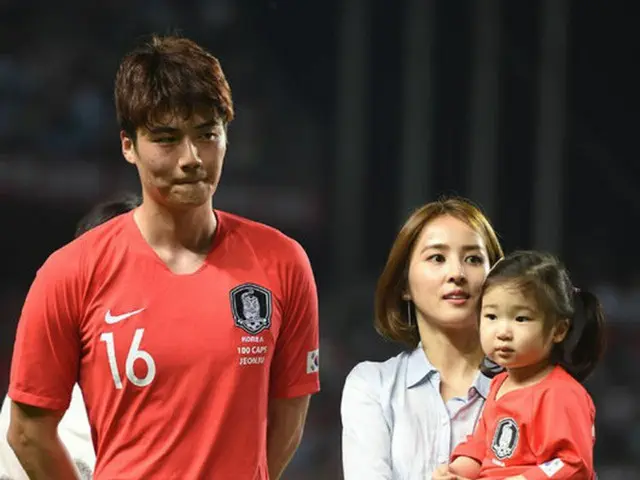 サッカー韓国代表のキ・ソンヨン（29）と女優ハン・ヘジン（36）夫婦が、娘シオンちゃんと初めて公の場に登場し、注目を集めた。（提供:OSEN）