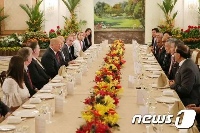 ＜米朝会談＞トランプ米大統領、シンガポール首相と昼食会