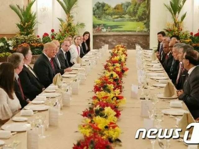 ＜米朝会談＞トランプ米大統領、シンガポール首相と昼食会