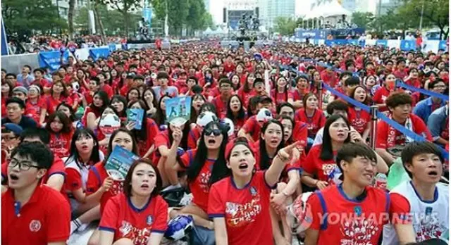 ２０１４年のＷ杯で街頭応援に集まったサポーター（資料写真）＝（聯合ニュース）