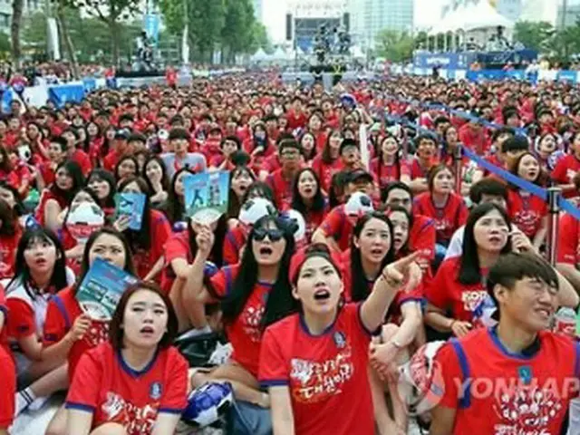 ２０１４年のＷ杯で街頭応援に集まったサポーター（資料写真）＝（聯合ニュース）