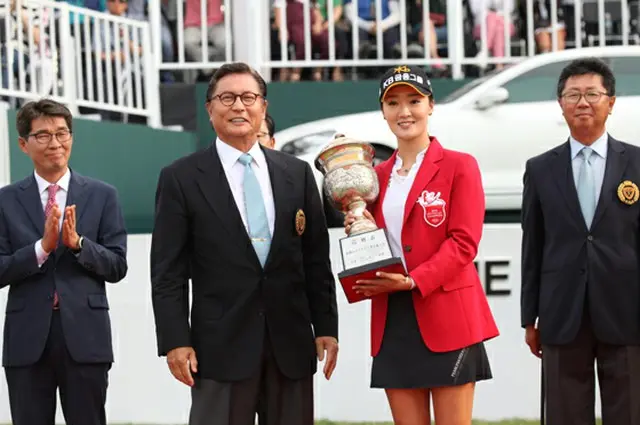 オ・ジヒョンが大会最少ストロークでKIA韓国女子オープンゴルフ大会での優勝を果たした。（C)WoW！Korea