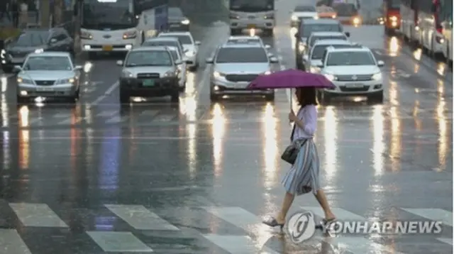 雨が降るソウルの朝＝２６日、ソウル（聯合ニュース）