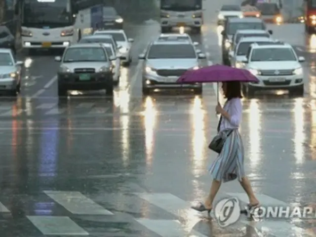 雨が降るソウルの朝＝２６日、ソウル（聯合ニュース）