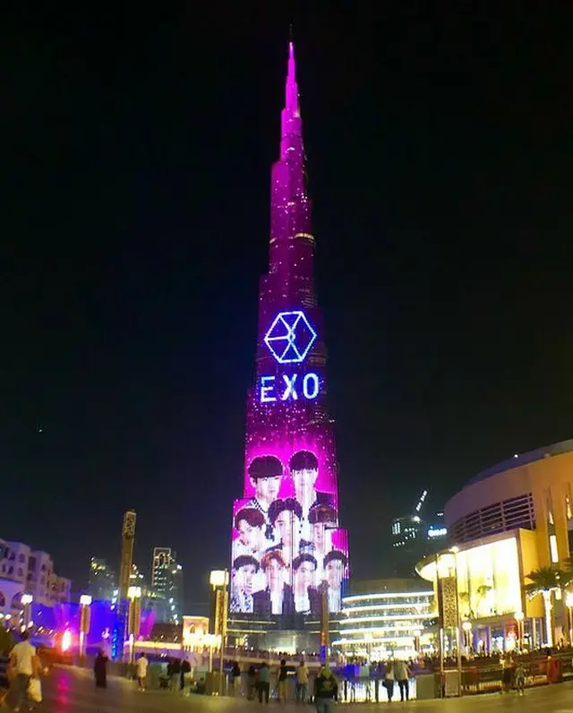 14日（韓国時間）、ドバイの超高層ビル「ブルジュ・ハリファ」で、「EXO」のLEDショーが行われた。（提供:OSEN）