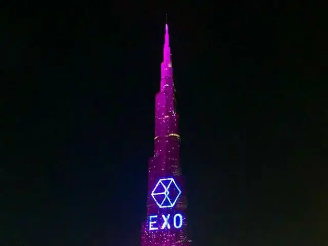 14日（韓国時間）、ドバイの超高層ビル「ブルジュ・ハリファ」で、「EXO」のLEDショーが行われた。（提供:OSEN）