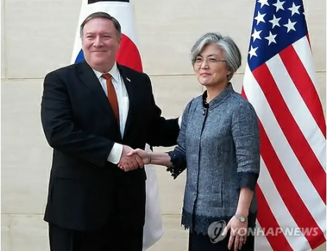 ポンペオ米国務長官（左）と握手を交わす康長官（共同取材団）＝２０日、ニューヨーク（聯合ニュース）