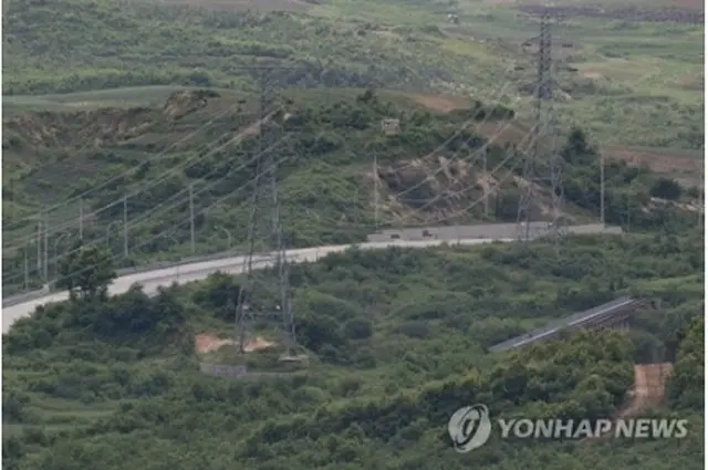 非武装地帯（ＤＭＺ）を突っ切り韓国北部・坡州から北朝鮮南部・開城へのびる京義線道路と鉄道（資料写真）＝（聯合ニュース）