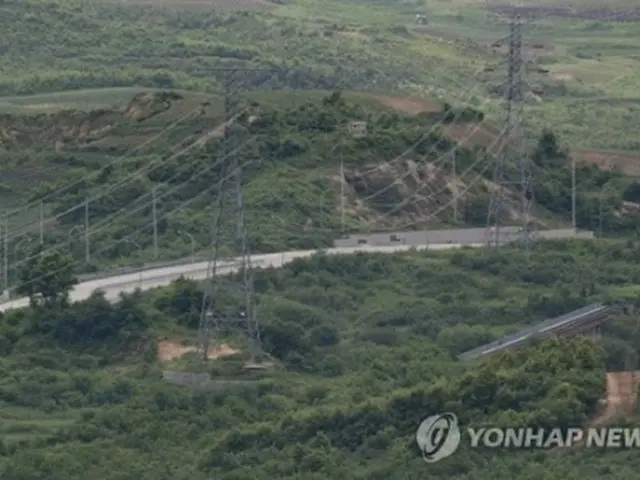 非武装地帯（ＤＭＺ）を突っ切り韓国北部・坡州から北朝鮮南部・開城へのびる京義線道路と鉄道（資料写真）＝（聯合ニュース）