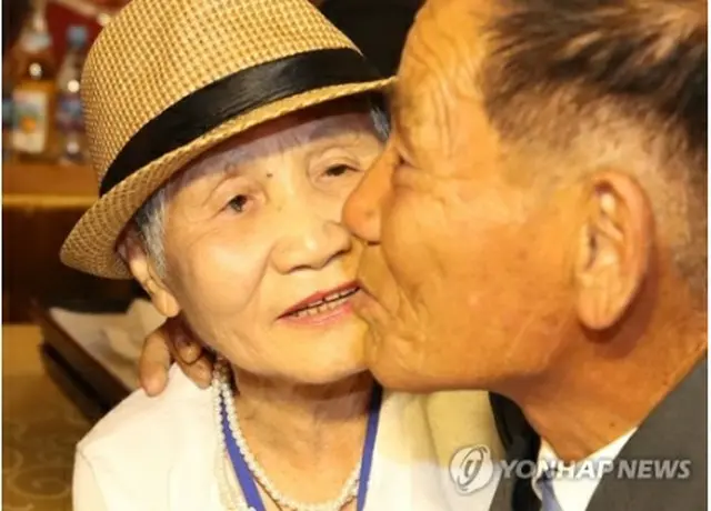 韓国に暮らす母親李グンソムさん（９２歳）と北朝鮮に暮らす息子李サンチョルさん（７１歳、ニュース通信取材団）＝２０日、金剛山（聯合ニュース）