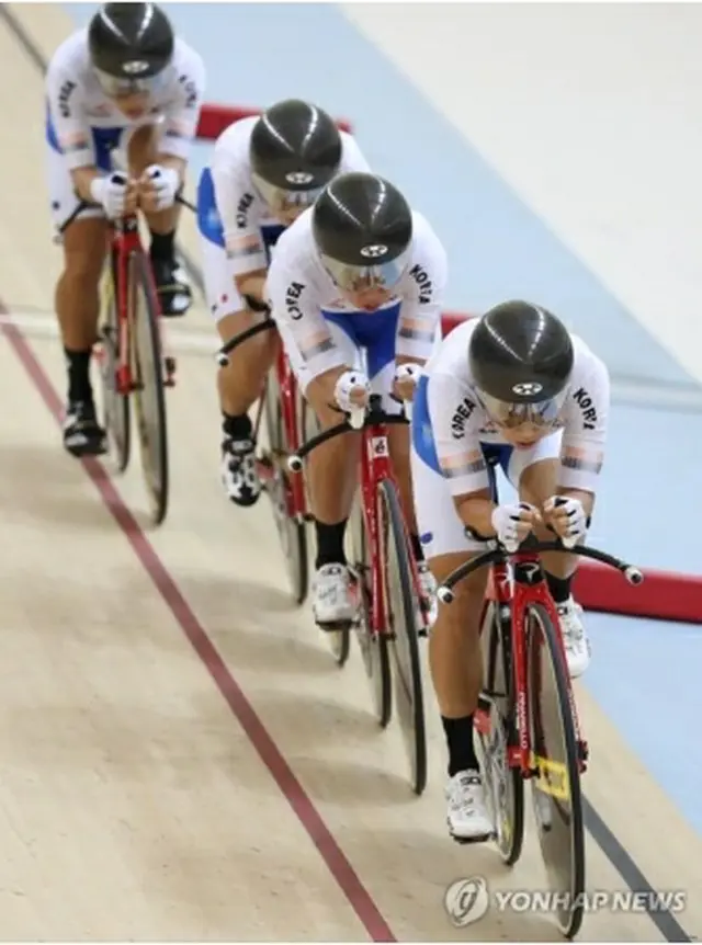 自転車の女子チームパシュート決勝で中国に勝利し金メダルを獲得した韓国代表＝２８日、ジャカルタ（聯合ニュース）