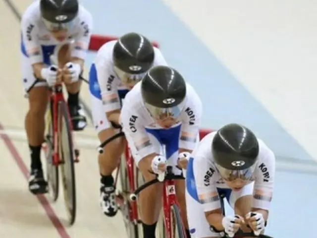 自転車の女子チームパシュート決勝で中国に勝利し金メダルを獲得した韓国代表＝２８日、ジャカルタ（聯合ニュース）