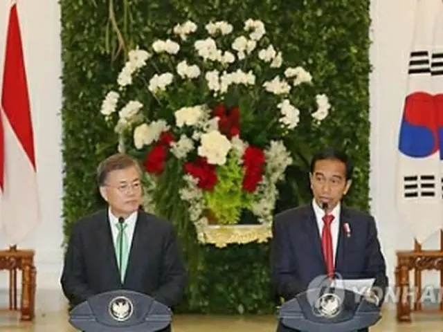 昨年１１月９日、インドネシアで共同記者会見を行う文大統領（左）とジョコ大統領＝（聯合ニュース）