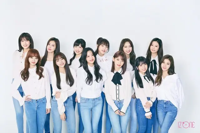 「IZ*ONE」、12人の完全体プロフィール写真を公開…“白シャツ＋ジーンズ”で独歩的な魅力発散（提供:news1）