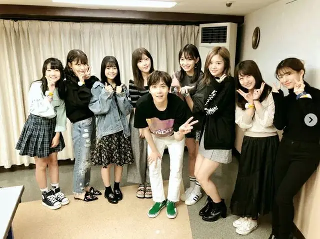 韓国バンド「FTISLAND」メンバーのイ・ホンギが、「AKB48」メンバーらとの記念写真を公開した。（提供:OSEN）