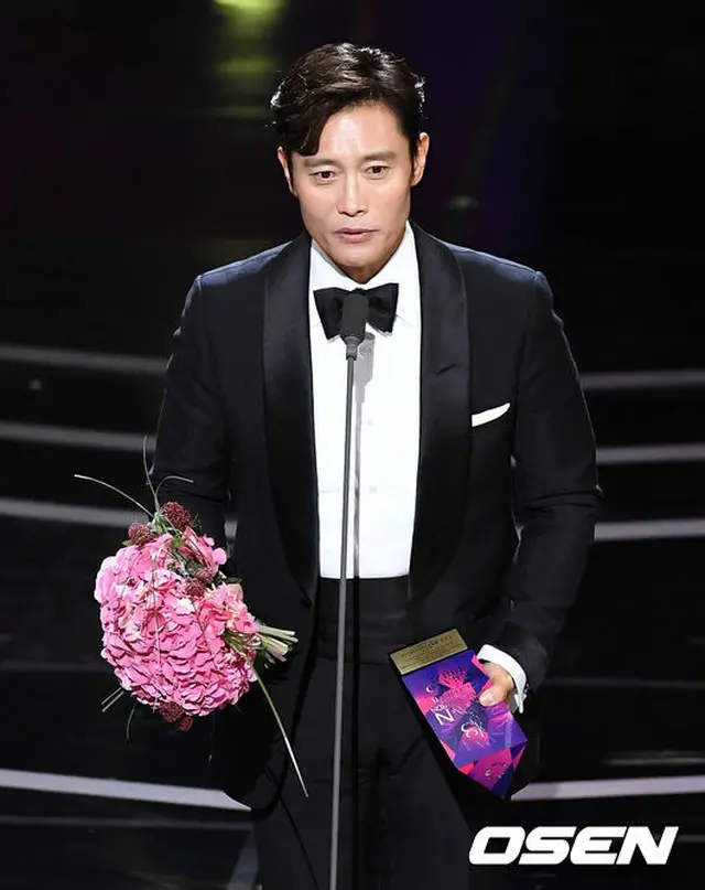 韓国俳優イ・ビョンホンが、韓国芸能マネジメントが主催する「2018 APAN STAR AWARDS」で大賞を受賞した。（提供:OSEN）