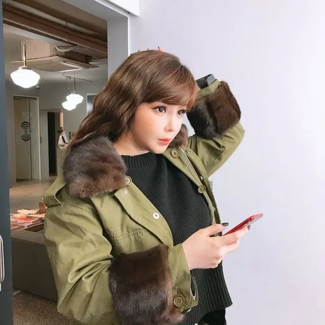 BOM（元2NE1）、近況写真公開…バービー人形のようなビジュアルに反響（提供:news1）