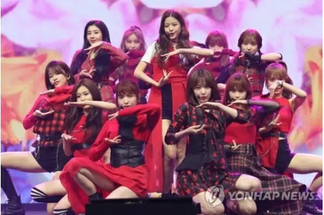 ファーストアルバムのタイトル曲「Ｌａ　Ｖｉｅ　ｅｎ　Ｒｏｓｅ」の舞台を披露するＩＺ＊ＯＮＥ＝２９日、ソウル（聯合ニュース）