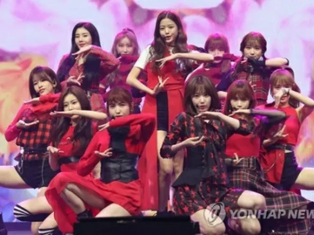 ファーストアルバムのタイトル曲「Ｌａ　Ｖｉｅ　ｅｎ　Ｒｏｓｅ」の舞台を披露するＩＺ＊ＯＮＥ＝２９日、ソウル（聯合ニュース）