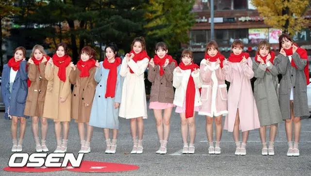 「IZ*ONE」、「ミュージックバンク」の現場入りも注目の的…赤いマフラーで統一（提供:OSEN）