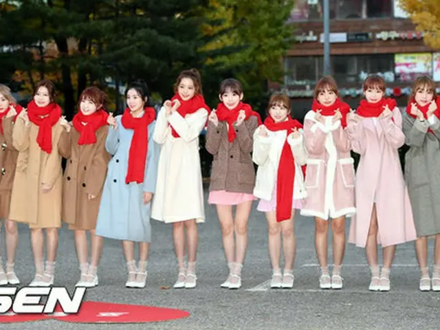 「IZ*ONE」、「ミュージックバンク」の現場入りも注目の的…赤いマフラーで統一（提供:OSEN）