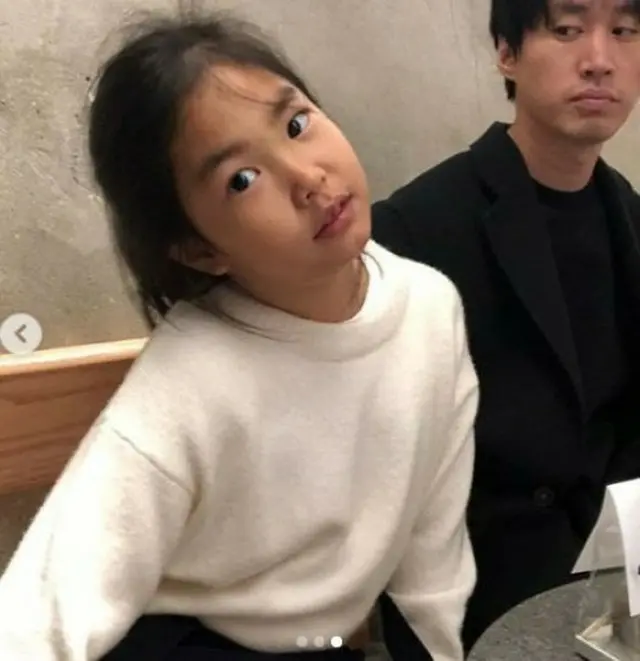 韓国ヒップホップグループ「EPIK HIGH」のTABLO＆女優カン・ヘジョン夫妻の愛娘ハルちゃんの近況が公開され、話題を呼んでいる。（写真提供:OSEN）