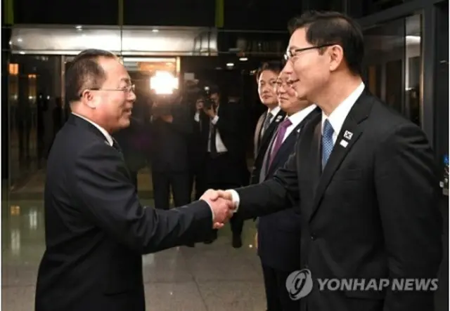 共同連絡事務所の南北所長を務める千海成氏（右）と田鍾秀氏（資料写真）＝（聯合ニュース）