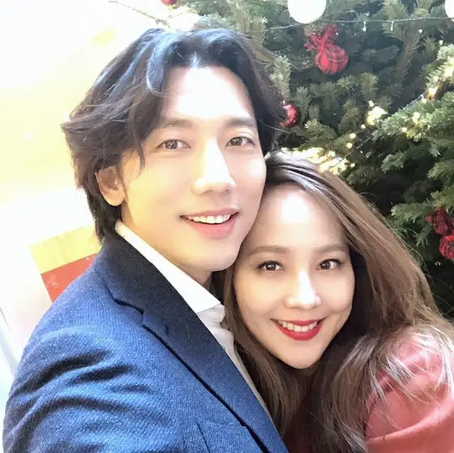 “いつの間に8回目”俳優キ・テヨン＆ユジン夫妻、クリスマスに甘い自撮り写真を公開（提供:OSEN）