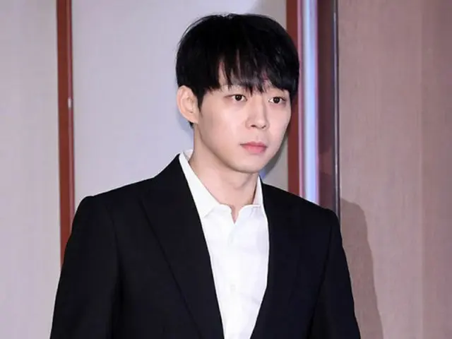 韓国ボーイズグループ「JYJ」のパク・ユチョン（32）が、元交際相手であり薬物使用容疑で逮捕されたファン・ハナに関する疑惑について記者会見を開いたが、女性ファンが乱入するというハプニングが起きた。（提供:O