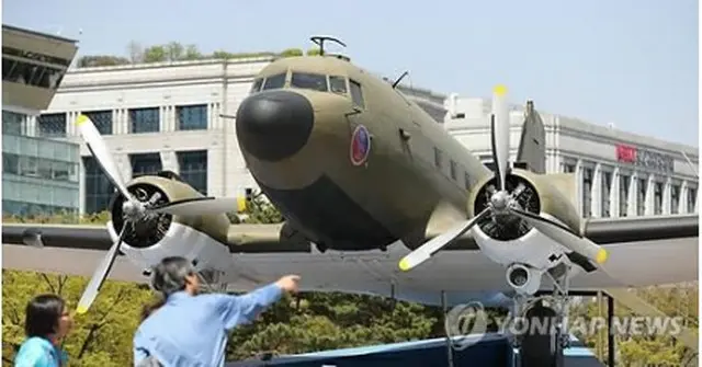 汝矣島公園には輸送機Ｃ４７が展示されている。１９４５年８月１８日に臨時政府の「光復軍」がＣ４７でここに着陸した（資料写真）＝（聯合ニュース）