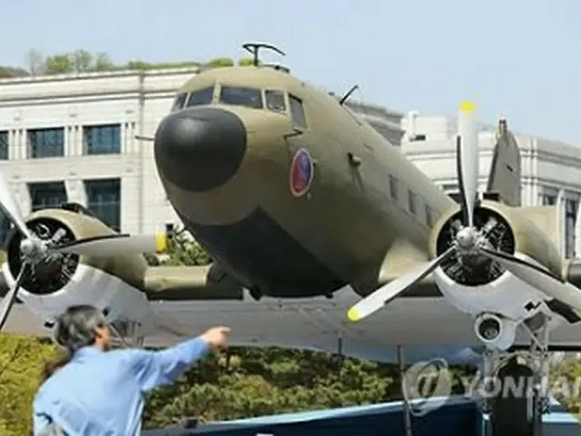 汝矣島公園には輸送機Ｃ４７が展示されている。１９４５年８月１８日に臨時政府の「光復軍」がＣ４７でここに着陸した（資料写真）＝（聯合ニュース）