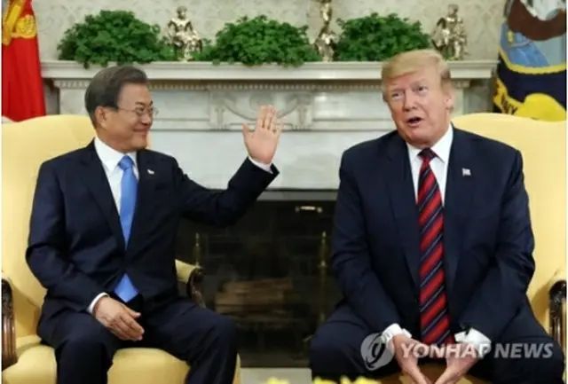 会談する文大統領（左）とトランプ大統領＝１１日、ワシントン（聯合ニュース）