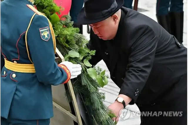 第２次世界大戦戦没者の追悼施設で献花する金正恩氏＝２６日、ウラジオストク（ＡＦＰ＝聯合ニュース）