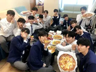 “国民プロデューサー代表”イ・ドンウク、「PRODUCE X 101」練習生たちをピザで応援