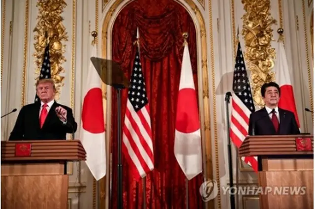 日米首脳会談後に共同記者会見を開いたトランプ氏（左）と安倍晋三首相＝２７日、東京（ＡＦＰ＝聯合ニュース）