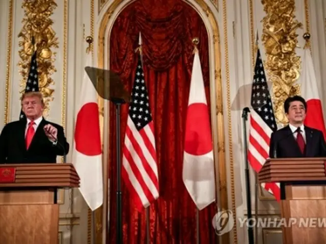 日米首脳会談後に共同記者会見を開いたトランプ氏（左）と安倍晋三首相＝２７日、東京（ＡＦＰ＝聯合ニュース）