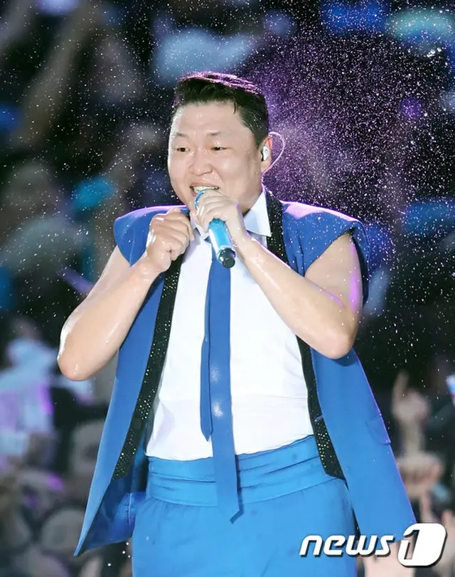 韓国歌手PSY（41）が、MBCの時事番組「ストレート」が提起したYGエンターテインメントの性接待疑惑の場に同席していたという主張に関して「友人との場だと思っていた」と明かした。（提供:news1）