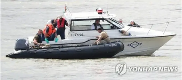 遺体を収容する韓国とハンガリー合同の捜索チーム＝４日、ブダペスト（聯合ニュース）