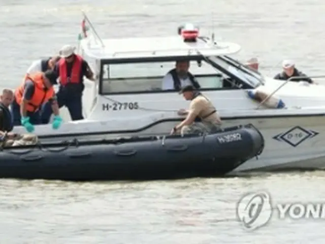 遺体を収容する韓国とハンガリー合同の捜索チーム＝４日、ブダペスト（聯合ニュース）