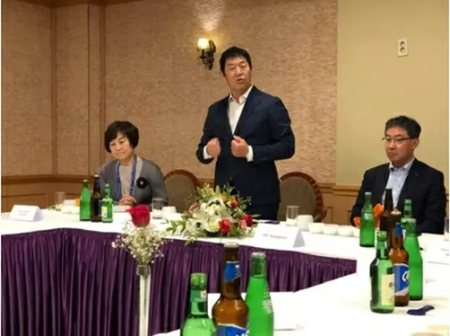 韓国を訪れた渡辺守成会長（中央、大韓体操協会提供）＝（聯合ニュース）《転載・転用禁止》