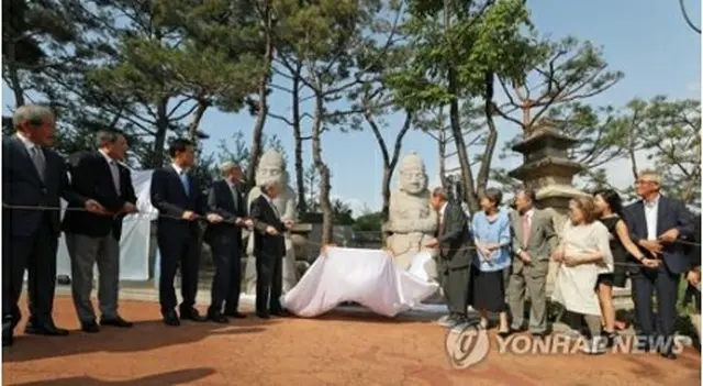 博物館で行われた石造遺物の除幕式＝２日、ソウル（聯合ニュース）